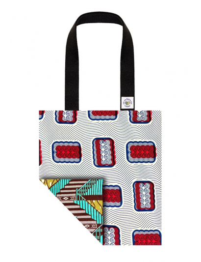 Un sac cabas en wax, pratique, stylé et unique. Le compagnon parfait pour toutes vos aventures !